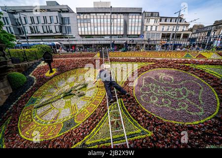 Chefgärtner David Dorward neben dem diesjährigen Design auf der ältesten Blumenuhr der Welt in den West Princes Street Gardens in Edinburgh, am ersten Tag der Feierlichkeiten zum Platin-Jubiläum. Bilddatum: Donnerstag, 2. Juni 2022. Stockfoto