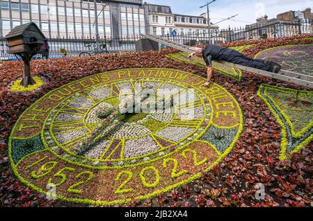 Chefgärtner David Dorward neben dem diesjährigen Design auf der ältesten Blumenuhr der Welt in den West Princes Street Gardens in Edinburgh, am ersten Tag der Feierlichkeiten zum Platin-Jubiläum. Bilddatum: Donnerstag, 2. Juni 2022. Stockfoto