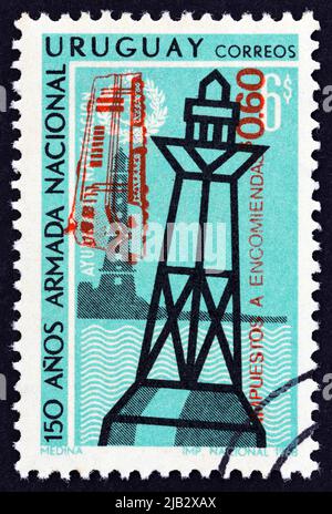 URUGUAY - UM 1968: Eine in Uruguay gedruckte Marke aus der Ausgabe '150. Jahrestag der uruguayischen Marine' zeigt Boje und Leuchtturm, um 1968. Stockfoto