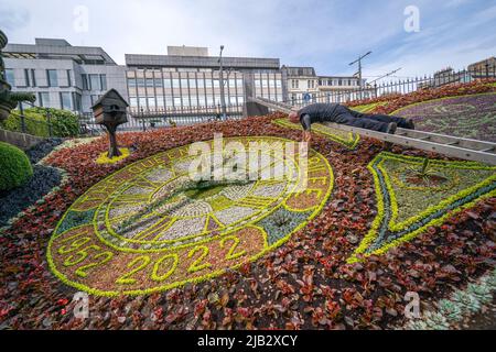 Chefgärtner David Dorward neben dem diesjährigen Design auf der ältesten Blumenuhr der Welt in den West Princes Street Gardens in Edinburgh, am ersten Tag der Feierlichkeiten zum Platin-Jubiläum. Bilddatum: Donnerstag, 2. Juni 2022. Stockfoto