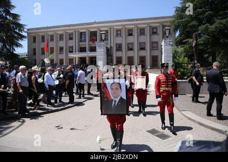 Tirana, Albanien. 2.. Juni 2022. Im Präsidentenpalast in Tirana, Albanien, findet am 2. Juni 2022 eine Trauerzeremonie statt, um den ehemaligen Präsidenten Albaniens, Bujar Nishani, zu betrauern. Albanien trauerte am Donnerstag um seinen ehemaligen Präsidenten Bujar Nishani, der im Alter von 55 Jahren an schweren gesundheitlichen Komplikationen infolge von COVID-19 starb. Quelle: Gent Oluzi/Xinhua/Alamy Live News Stockfoto