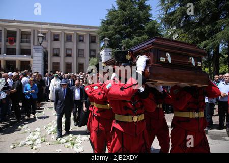 Tirana, Albanien. 2.. Juni 2022. Im Präsidentenpalast in Tirana, Albanien, findet am 2. Juni 2022 eine Trauerzeremonie statt, um den ehemaligen Präsidenten Albaniens, Bujar Nishani, zu betrauern. Albanien trauerte am Donnerstag um seinen ehemaligen Präsidenten Bujar Nishani, der im Alter von 55 Jahren an schweren gesundheitlichen Komplikationen infolge von COVID-19 starb. Quelle: Gent Oluzi/Xinhua/Alamy Live News Stockfoto