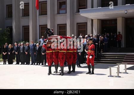 Tirana, Albanien. 2.. Juni 2022. Im Präsidentenpalast in Tirana, Albanien, findet am 2. Juni 2022 eine Trauerzeremonie statt, um den ehemaligen Präsidenten Albaniens, Bujar Nishani, zu betrauern. Albanien trauerte am Donnerstag um seinen ehemaligen Präsidenten Bujar Nishani, der im Alter von 55 Jahren an schweren gesundheitlichen Komplikationen infolge von COVID-19 starb. Quelle: Gent Oluzi/Xinhua/Alamy Live News Stockfoto