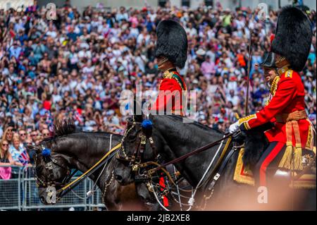 London, Großbritannien. 2.. Juni 2022. Prinz William fährt im Rahmen der Feierlichkeiten zum Platin-Jubiläum der Königin am kommenden Donnerstag zurück zum Palast - Trooping the Colour. Das 1. Bataillon Irish Guards truppen ihre neuen Farben. Kredit: Guy Bell/Alamy Live Nachrichten Stockfoto