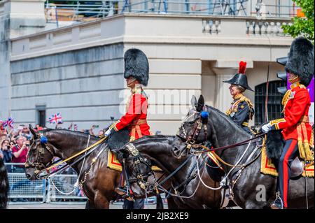 London, Großbritannien. 2.. Juni 2022. Prinz William fährt im Rahmen der Feierlichkeiten zum Platin-Jubiläum der Königin am kommenden Donnerstag zurück zum Palast - Trooping the Colour. Das 1. Bataillon Irish Guards truppen ihre neuen Farben. Kredit: Guy Bell/Alamy Live Nachrichten Stockfoto