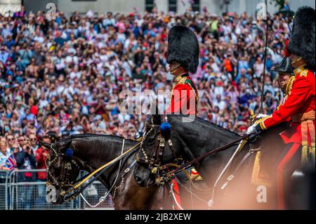 London, Großbritannien. 2.. Juni 2022. Prinz William fährt im Rahmen der Feierlichkeiten zum Platin-Jubiläum der Königin am kommenden Donnerstag zurück zum Palast - Trooping the Colour. Das 1. Bataillon Irish Guards truppen ihre neuen Farben. Kredit: Guy Bell/Alamy Live Nachrichten Stockfoto