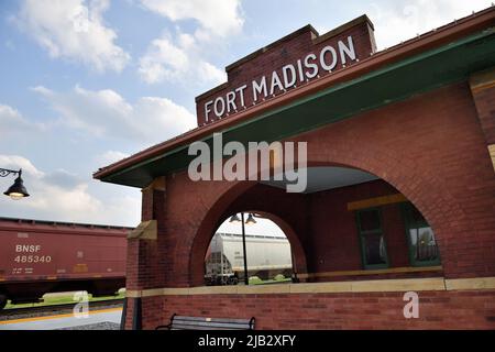 Fort Madison, Iowa, USA. Ein Überbleibsel der Vergangenheit, das Atchinson, Topeka & Santa Fe Railway Depot. Stockfoto