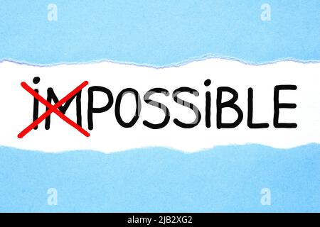 Konzeptuelles Motivationsbild über die Umwandlung des Unmöglichen in mögliche handschriftliche auf Papier. Stockfoto