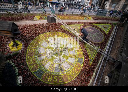 Chefgärtner David Dorward neben dem diesjährigen Design auf der ältesten Blumenuhr der Welt in den West Princes Street Gardens in Edinburgh, am ersten Tag der Feierlichkeiten zum Platin-Jubiläum. Bilddatum: Donnerstag, 2. Juni 2022. Stockfoto