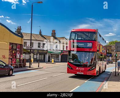 Ein elektrischer Londoner Bus der Linie 319 auf dem Weg zum Sloane Square führt entlang der Battersea Park Road in SW London, Großbritannien Stockfoto