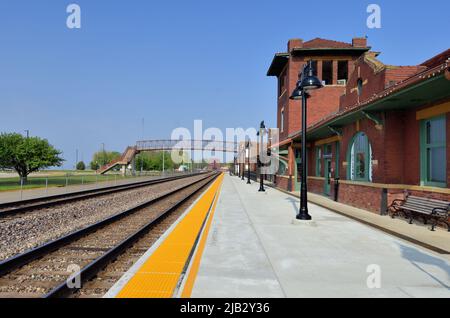 Fort Madison, Iowa, USA. Ein Überbleibsel der Vergangenheit, das ehrwürdige Santa Fe-Passagierdepot. Stockfoto