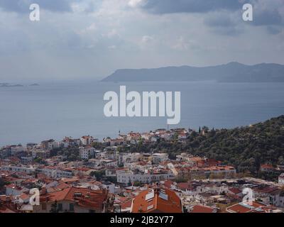 Hafen der Stadt Kas oder Kash in der Türkei und der griechischen Insel Kastelorizo. Bezaubernder Blick auf den Badeort. Romantischer Hafen mit Jachthafen und Moschee Stockfoto