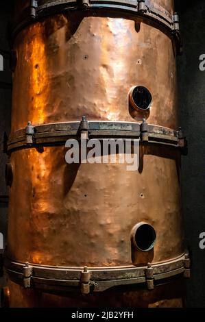 Alte und moderne Ausrüstung für die Destillation von stark alkoholischen Apfelgetränk Calvados in der Normandie, Region Calvados, Frankreich, Verkostung Tour Stockfoto