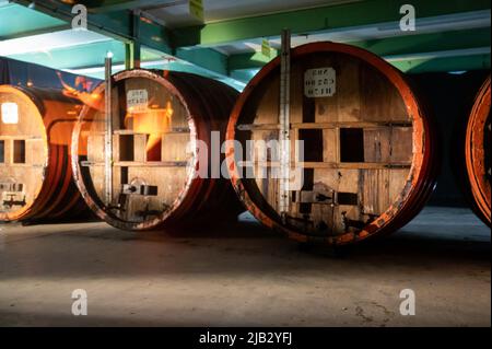 Alte und moderne Ausrüstung für die Destillation von stark alkoholischen Apfelgetränk Calvados in der Normandie, Region Calvados, Frankreich, Verkostung Tour Stockfoto