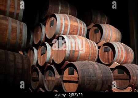 Alte und moderne Ausrüstung für die Destillation von stark alkoholischen Apfelgetränk Calvados in der Normandie, Region Calvados, Frankreich, Verkostung Tour Stockfoto