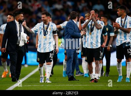 LONDON, ENGLAND - 01. JUNI: Lionel Messi aus Argentinien winkt den Fanswährend des Finalissima CONMEBOL - UEFA Cup of Champions zwischen Italien und Argentinien Stockfoto