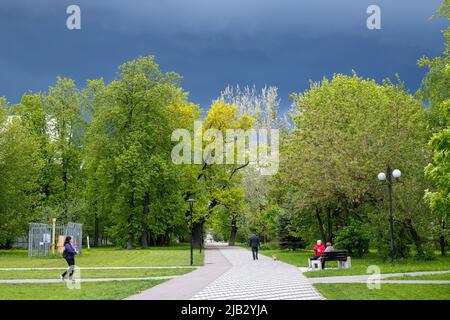 Moskau, Russland - Mai 29. 2021. Die Moskauer ruhen auf dem Boulevard in Selenograd Stockfoto