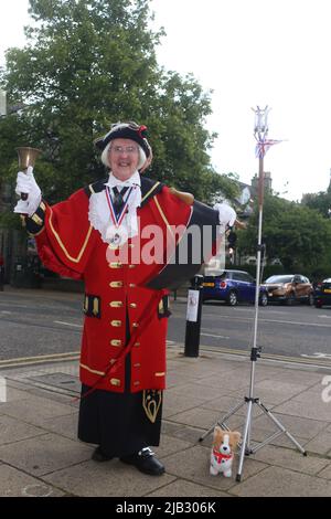 Newcastle upon Tyne, Großbritannien. 2.. Juni 2022. HM Queen Elizabeth II 70. Platinum Jubilee Proklamation, Majorie Dodds, Town Crier, Chester-le-Street, County Durham, Ankündigung von Feierlichkeiten und der Beleuchtung der Leuchtfeuer in ganz Großbritannien, Newcastle upon Tyne, UK, 2.. Juni 2022, Kredit: DEW/Alamy Live Nachrichten Stockfoto
