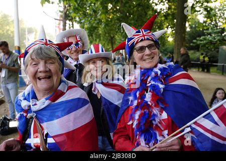 London, Großbritannien. 2.. Juni 2022. Menschen, die das Platin-Jubiläum der Königin in der Mall vor der Queen's Birthday Parade feiern. Kredit: Grant Rooney/Alamy Live Nachrichten Stockfoto