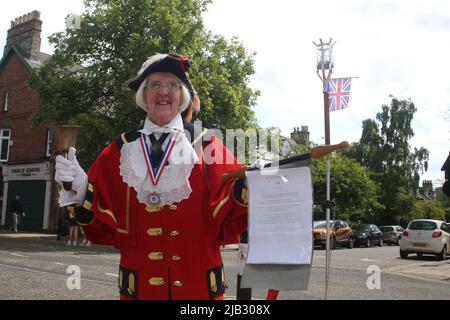 Newcastle upon Tyne, Großbritannien. 2.. Juni 2022. HM Queen Elizabeth II 70. Platinum Jubilee Proklamation, Majorie Dodds, Town Crier, Chester-le-Street, County Durham, Ankündigung von Feierlichkeiten und der Beleuchtung der Leuchtfeuer in ganz Großbritannien, Newcastle upon Tyne, UK, 2.. Juni 2022, Kredit: DEW/Alamy Live Nachrichten Stockfoto