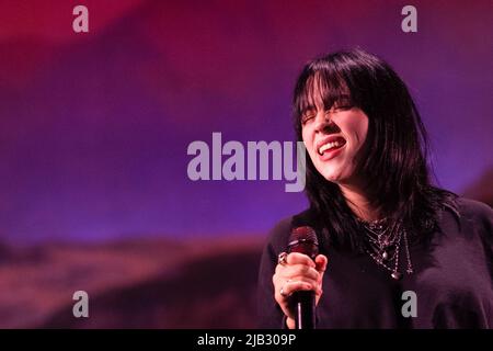Bonn, Deutschland. 01.. Juni 2022. Popstar Billie Eilish singt auf der Bühne. Die Musikerin gab vor Beginn ihrer Europa-Tournee ein akustisches Konzert bei Telekom Electronic Beats. Quelle: Marius Becker/dpa/Alamy Live News Stockfoto