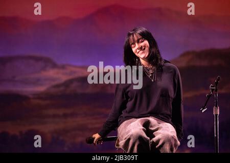 Bonn, Deutschland. 01.. Juni 2022. Popstar Billie Eilish singt auf der Bühne. Die Musikerin gab vor Beginn ihrer Europa-Tournee ein akustisches Konzert bei Telekom Electronic Beats. Quelle: Marius Becker/dpa/Alamy Live News Stockfoto