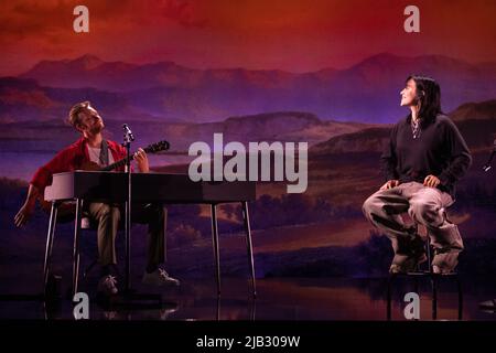 Bonn, Deutschland. 01.. Juni 2022. Popstar Billie Eilish singt auf der Bühne. Die Musikerin gab vor Beginn ihrer Europa-Tournee ein akustisches Konzert bei Telekom Electronic Beats. Quelle: Marius Becker/dpa/Alamy Live News Stockfoto