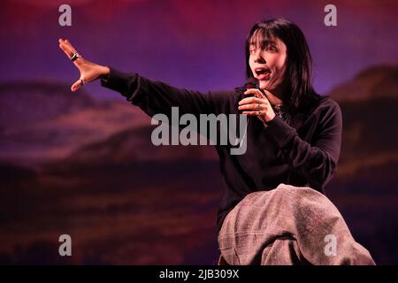 Bonn, Deutschland. 01.. Juni 2022. Popstar Billie Eilish singt auf der Bühne. Die Musikerin gab vor Beginn ihrer Europa-Tournee ein akustisches Konzert bei Telekom Electronic Beats. Quelle: Marius Becker/dpa/Alamy Live News Stockfoto