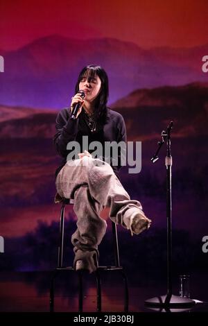Bonn, Deutschland. 01.. Juni 2022. Popstar Billie Eilish singt auf der Bühne. Die Musikerin gab vor Beginn ihrer Europa-Tournee ein akustisches Konzert bei Telekom Electronic Beats. Quelle: Marius Becker/dpa/Alamy Live News Stockfoto