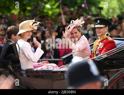 2.. Juni 2022. London, Großbritannien. Der Earl of Wessex, die Gräfin von Wessex und Lady Louise, die während des „Trooping the Color“-Jubiläums in einer Kutsche reiten. Quelle: Doug Peters/EMPICS/Alamy Live News Stockfoto