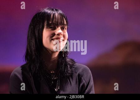 Bonn, Deutschland. 01.. Juni 2022. Popstar Billie Eilish singt auf der Bühne. Die Musikerin gab vor Beginn ihrer Europa-Tournee ein akustisches Konzert bei Telekom Electronic Beats. Quelle: Marius Becker/dpa/Alamy Live News Stockfoto