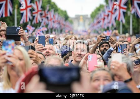 London, Großbritannien, 02.. Juni 2022. Der RAF-Flipper schließt das diesjährige Trooping mit den Red Arrows ab, die von den riesigen Menschenmassen in der Mall bewundert werden. Über 1.400 Paradierende Soldaten, 200 Pferde und 400 Musiker aus 10 Bands feiern in der traditionellen Parade den offiziellen Geburtstag der Queen am Wochenende, an dem auch in diesem Jahr ihr Platin-Jubiläum stattfindet. Kredit: Imageplotter/Alamy Live Nachrichten Stockfoto