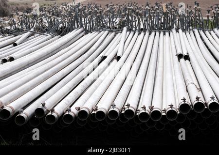 Bewässerungsregner verrohrt gestapelten Stapel für die Bewässerung von Kulturen auf landwirtschaftlichen Geräten Stockfoto