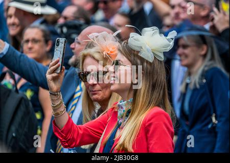 London, Großbritannien. 2.. Juni 2022. Personen mit ausgewählten Tickets dürfen zuerst ins Einkaufszentrum, nachdem sie die Parade auf der Horse Guards - Trooping the Color im Rahmen der Feierlichkeiten zum Platin-Jubiläum der Königin am nächsten Donnerstag gesehen haben. Das 1. Bataillon Irish Guards truppen ihre neuen Farben. Kredit: Guy Bell/Alamy Live Nachrichten Stockfoto