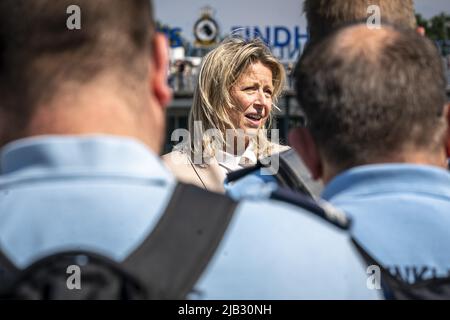 Eindhoven, Niederlande. 2.. Juni 2022. 2022-06-02 16:02:12 EINDHOVEN - Verteidigungsminister Kajsa Ollongren bei der Ankunft des forensischen Untersuchungsteams der Königlichen Niederlande Marechaussee aus Kiew. Das Untersuchungsteam hat an der umfassenden Untersuchung der Kriegsverbrechen in der Ukraine mitgewirkt. ANP ROB ENGELAAR netherlands Out - belgium Out Credit: ANP/Alamy Live News Stockfoto