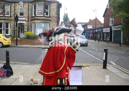 Newcastle upon Tyne, Großbritannien. 2.. Juni 2022. HM Queen Elizabeth II 70. Platinum Jubilee Proklamation, Majorie Dodds, Town Crier, Chester-le-Street, County Durham, Ankündigung von Feierlichkeiten und der Beleuchtung der Leuchtfeuer in ganz Großbritannien, Newcastle upon Tyne, UK, 2.. Juni 2022, Kredit: DEW/Alamy Live Nachrichten Stockfoto