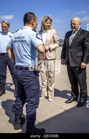 Eindhoven, Niederlande. 2.. Juni 2022. 2022-06-02 16:00:33 EINDHOVEN - Verteidigungsminister Kajsa Ollongren und Chefankläger des ICC Karim Khan bei der Ankunft des forensischen Untersuchungsteams der Königlichen Niederlande Marechaussee aus Kiew. Das Untersuchungsteam hat an der umfassenden Untersuchung der Kriegsverbrechen in der Ukraine mitgewirkt. ANP ROB ENGELAAR netherlands Out - belgium Out Credit: ANP/Alamy Live News Stockfoto