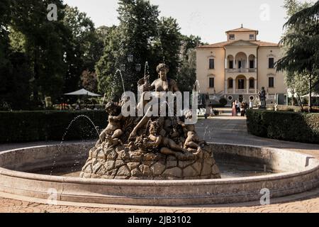 Schöne Statue Brunnen auf dem Gebiet des Schlosses in italien Stockfoto