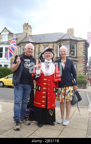 Newcastle upon Tyne, Großbritannien. 2.. Juni 2022. HM Queen Elizabeth II 70. Platinum Jubilee Proklamation, Majorie Dodds, Town Crier, Chester-le-Street, County Durham, Ankündigung von Feierlichkeiten und der Beleuchtung der Leuchtfeuer in ganz Großbritannien, Newcastle upon Tyne, UK, 2.. Juni 2022, Kredit: DEW/Alamy Live Nachrichten Stockfoto