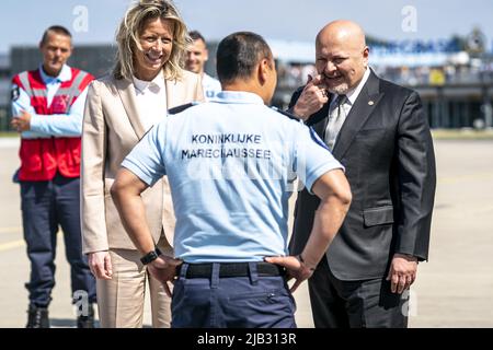 Eindhoven, Niederlande. 2.. Juni 2022. 2022-06-02 15:59:47 EINDHOVEN - Verteidigungsminister Kajsa Ollongren und Chefankläger des ICC Karim Khan bei der Ankunft des forensischen Untersuchungsteams der Königlichen Niederlande Marechaussee aus Kiew. Das Untersuchungsteam hat an der umfassenden Untersuchung der Kriegsverbrechen in der Ukraine mitgewirkt. ANP ROB ENGELAAR netherlands Out - belgium Out Credit: ANP/Alamy Live News Stockfoto