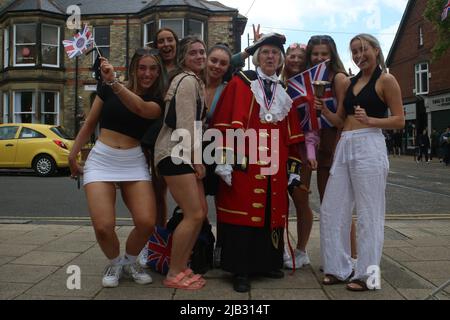 Newcastle upon Tyne, Großbritannien. 2.. Juni 2022. HM Queen Elizabeth II 70. Platinum Jubilee Proklamation, Majorie Dodds, Town Crier, Chester-le-Street, County Durham, Ankündigung von Feierlichkeiten und der Beleuchtung der Leuchtfeuer in ganz Großbritannien, Newcastle upon Tyne, UK, 2.. Juni 2022, Kredit: DEW/Alamy Live Nachrichten Stockfoto