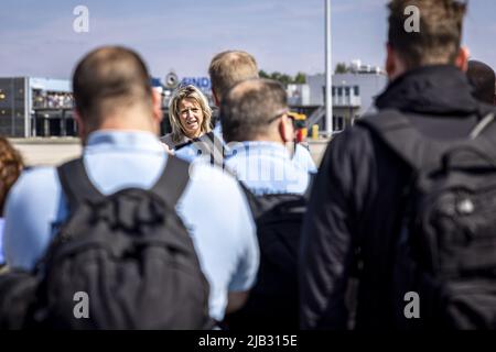 Eindhoven, Niederlande. 2.. Juni 2022. 2022-06-02 16:02:02 EINDHOVEN - Verteidigungsminister Kajsa Ollongren bei der Ankunft des forensischen Untersuchungsteams der Königlichen Niederlande Marechaussee aus Kiew. Das Untersuchungsteam hat an der umfassenden Untersuchung der Kriegsverbrechen in der Ukraine mitgewirkt. ANP ROB ENGELAAR netherlands Out - belgium Out Credit: ANP/Alamy Live News Stockfoto