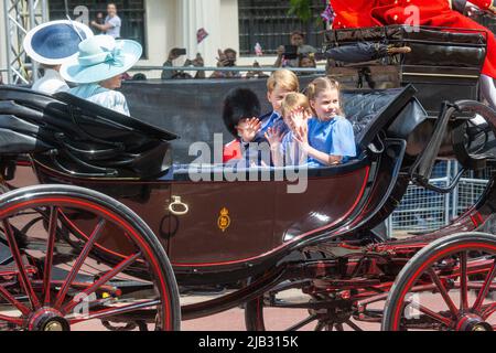 London, England, Großbritannien. 2.. Juni 2022. CAMILLA Herzogin von Cornwall, CATHERINE Herzogin von Cambridge und ihre Kinder Price GEORGE, Prinz LOUIS und Prinzessin CHARLOTTE werden während der Feierlichkeiten zum Platin-Jubiläum von Königin Elizabeth II. Bei der Trooping of the Color Procession in der Mall gesehen. (Bild: © Tayfun Salci/ZUMA Press Wire) Bild: ZUMA Press, Inc./Alamy Live News Stockfoto