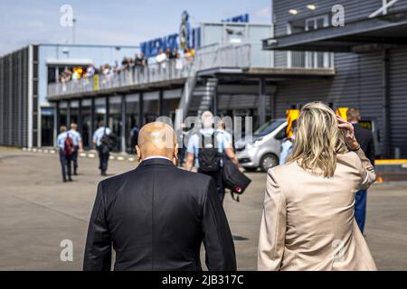 Eindhoven, Niederlande. 2.. Juni 2022. 2022-06-02 16:08:09 EINDHOVEN - Verteidigungsminister Kajsa Ollongren und Chefankläger des ICC Karim Khan bei der Ankunft des forensischen Untersuchungsteams der Königlichen Niederlande Marechaussee aus Kiew. Das Untersuchungsteam hat an der umfassenden Untersuchung der Kriegsverbrechen in der Ukraine mitgewirkt. ANP ROB ENGELAAR netherlands Out - belgium Out Credit: ANP/Alamy Live News Stockfoto