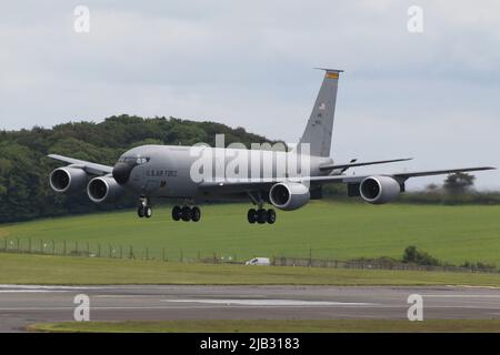 59-1519, eine Boeing KC-135R Stratotanker, die vom 185. Air Betanking Wing der Iowa Air National Guard, United States Air Force, betrieben wird und am Prestwick International Airport in Ayrshire, Schottland ankommt. Das Flugzeug unterstützte 10 Fairchild Republic A-10C Thunderbolt IIS, als es nach der Teilnahme an Exercise Swift Response in die USA zurückkehrte. Stockfoto