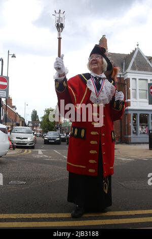 Newcastle upon Tyne, Großbritannien. 2.. Juni 2022. HM Queen Elizabeth II 70. Platinum Jubilee Proklamation, Majorie Dodds, Town Crier, Chester-le-Street, County Durham, Ankündigung von Feierlichkeiten und der Beleuchtung der Leuchtfeuer in ganz Großbritannien, Newcastle upon Tyne, UK, 2.. Juni 2022, Kredit: DEW/Alamy Live Nachrichten Stockfoto