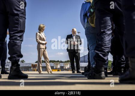 Eindhoven, Niederlande. 2.. Juni 2022. 2022-06-02 16:04:35 EINDHOVEN - Verteidigungsminister Kajsa Ollongren und Chefankläger des ICC Karim Khan bei der Ankunft des forensischen Untersuchungsteams der Königlichen Niederlande Marechaussee aus Kiew. Das Untersuchungsteam hat an der umfassenden Untersuchung der Kriegsverbrechen in der Ukraine mitgewirkt. ANP ROB ENGELAAR netherlands Out - belgium Out Credit: ANP/Alamy Live News Stockfoto