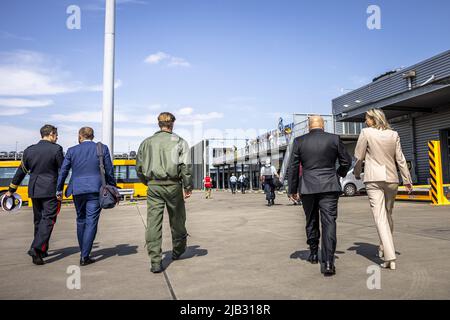 Eindhoven, Niederlande. 2.. Juni 2022. 2022-06-02 16:08:21 EINDHOVEN - Verteidigungsminister Kajsa Ollongren und Chefankläger des ICC Karim Khan bei der Ankunft des forensischen Untersuchungsteams der Königlichen Niederlande Marechaussee aus Kiew. Das Untersuchungsteam hat an der umfassenden Untersuchung der Kriegsverbrechen in der Ukraine mitgewirkt. ANP ROB ENGELAAR netherlands Out - belgium Out Credit: ANP/Alamy Live News Stockfoto