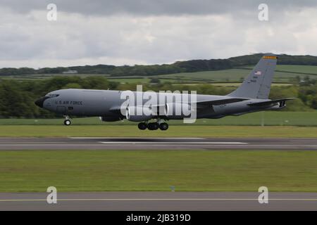 59-1519, eine Boeing KC-135R Stratotanker, die vom 185. Air Betanking Wing der Iowa Air National Guard, United States Air Force, betrieben wird und am Prestwick International Airport in Ayrshire, Schottland ankommt. Das Flugzeug unterstützte 10 Fairchild Republic A-10C Thunderbolt IIS, als es nach der Teilnahme an Exercise Swift Response in die USA zurückkehrte. Stockfoto