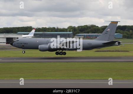 59-1519, eine Boeing KC-135R Stratotanker, die vom 185. Air Betanking Wing der Iowa Air National Guard, United States Air Force, betrieben wird und am Prestwick International Airport in Ayrshire, Schottland ankommt. Das Flugzeug unterstützte 10 Fairchild Republic A-10C Thunderbolt IIS, als es nach der Teilnahme an Exercise Swift Response in die USA zurückkehrte. Stockfoto